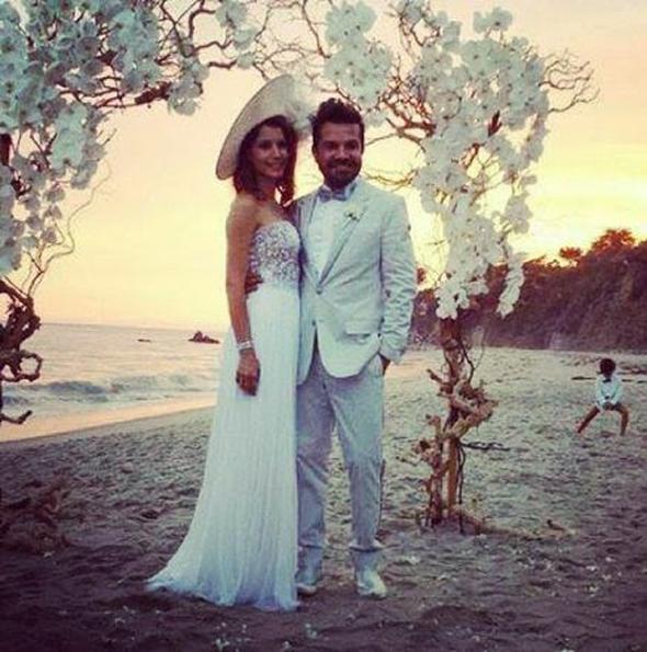 Kenan Doulu, ei Beren Saat&#8217;le birlikte elence sektrne giri yapt.