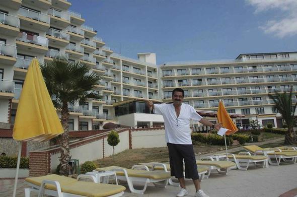 brahim Tatlses - Kebaplktan otel zincirine  <p>  EK i yapan nl deyince akla ncelikle brahim Tatlses gelir. Bir yandan elde ettii hrete samamas dier yandan kendi ifadesiyle bakmakla ykml olduu ok kiinin bulunmas nedeniyle 1980&#8217;li yllardan sonra girdii ticaret hayatnda turizmden yayncla, kebaplktan otel zincirine kadar kendisinin bile saysn hatrlamad kadar ek i yapp saysz irket kurarak binlerce kiiye istihdam salad.