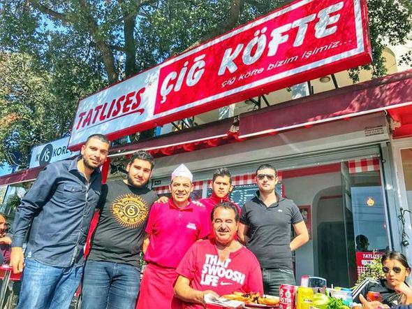 Bodrum&#8217;daki Tatlses Paradise Apart Hotel, Kuadas&#8217;ndaki Tatlses Hotel&#8217;le 183 odal 2 otele sahip. Tatlses, son olarak nl olmadan nce amelelik yapt inaat sektrne de el atarak Kuadas&#8217;nda Tatlses Konaklar&#8217;n ina etti.