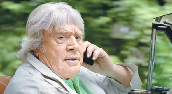 Keza arklarn geni kitlelerin dillerinde pelesenk hale getiren ve o kitlelerin balama alma merakn krkleyen Orhan Gencebay bir balama fabrikas kurmay dnmedi.