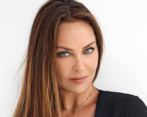 Hlya Avar: nce tirt sonra parfmle &#8216;markalat&#8217;    <p>Hlya Avar, istedii tarzda tirt bulamadn syleyerek ticari hayatna &#8220;by H&#8221; markasyla beyaz tirt tasarlayarak atld. Avar, by H&#8217;yi daha sonra tenis kyafeti, ardndan da parfm ve bakm rnleri olarak gelitirdi.