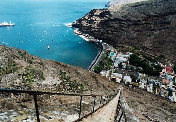 Buras ise Gney Atlas Okyanusunda yer alan ve Napolyon'un srgnde ld ngiliz smrgesi olarak bilinen St. Helena Adas'