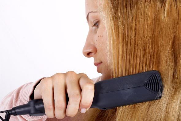 Sa ekillendirici rnlerden uzak durun  <p>Sa ekillendirici rnler ve fn makineleri salarnzn sya maruz kalmasna neden olduklar iin ypranmaya ve gszlemeye neden olur. Bu nedenle salarnz sya kar koruyucu spreyler kullanarak daha direnli hale getirebilirsiniz.