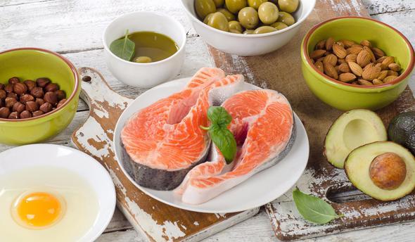 Salkl beslenin<p>  Salarnzn hzl uzamas iin dengeli ve salkl beslenmelisiniz. C ve E vitamini ynnden zengin besinleri tketerek salarnz iin gerekli olan vitaminleri alabilirsiniz. Omega-3 zengini besinler, zeytinya, ceviz ve fndk da tketebileceiniz besinler arasnda.