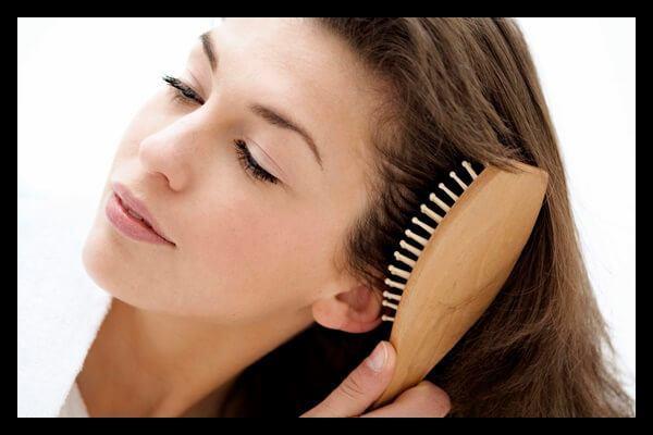 Salarnz dzenli olarak tarayn<p>  Geni dili fralarla sabah ve akam tarayarak salarnzn hava almasn salayabilirsiniz. Bylece salarnz daha hzl uzar. Salarnz slaksa kuruduktan sonra tarama ilemine gemelisiniz.