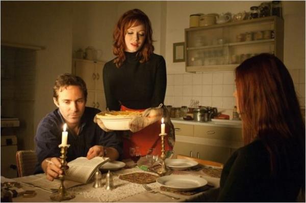 Ginger'n aksine Rosa, politik konulara pek de ilgi duymayan ve genellikle elence odakl yaayan bir gen kza dnmtr; buna ramen aralarndaki dostluk tm gcyle devam eder. Ancak Rosa'nn att beklenmedik bir adm bu yakn arkadal paralanma noktasna getirir.