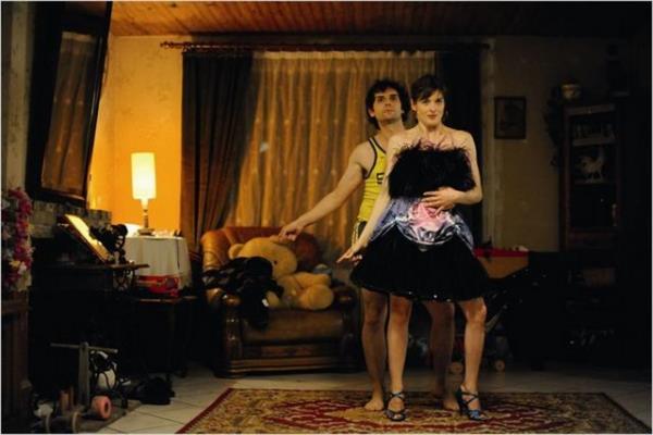 Helen de bu hisleri karlksz brakmaz ve aralarnda gl bir ba oluur; bylece birbirlerini, nasl ve neden ayrlamadklarn bir trl anlayamadklar bir ilikinin ierisinde bulurlar.