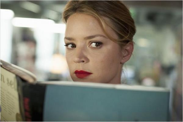 Bathazar, Alice'i ok beenir ve bir kez daha bulumak iin Alice'i zor bela ikna eder.