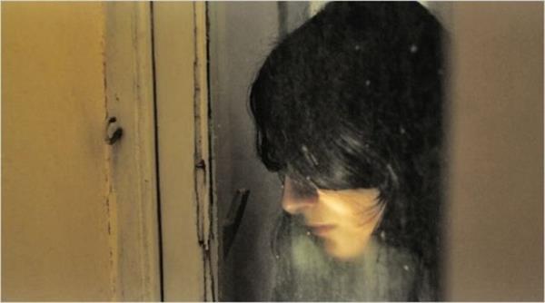 Amerika?ya gidip yeni bir hayata balamann planlarn yaparken para biriktirmek iin bir kafede merakllarna kahve fal bakmaya balar.