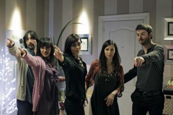 Xabi, John'dan Maria'nn vakti zamannda ona ak olduunu renince onu neelendirmek iin , ayn dnemlerde bu hislerinin karlkl olduunu fakat bunu ona sylemeye ne kadar utandn anlatr.te komedi tam bu yanllklarn arasnda balar.