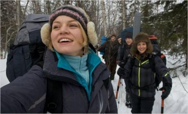 Hikaye gnmze gelir ve bir grup Amerikal renci, Rus daclarn ld bu blgeye giderek olay aratrmaya karar verirler.