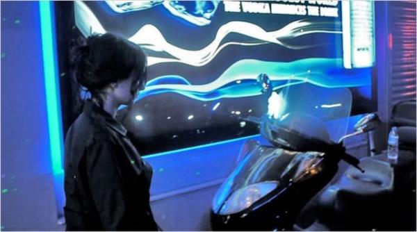 Mina imdiki zaman olduu yerde brakp, gelecee kamak ister.