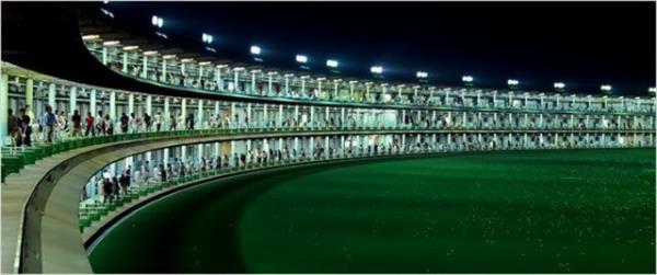 Filmin ynetmeni Ron Fricke, kutsal mekanlar, endstriyel blgeler, doa harikalar ve felakete uram yerleim yerlerini ziyaret edip bu farkl yerlerden olaand grntler elde ediyor; bu manzaralar kiisel yorumlarn eklemeksizin doann kendi yorumuna brakyor.