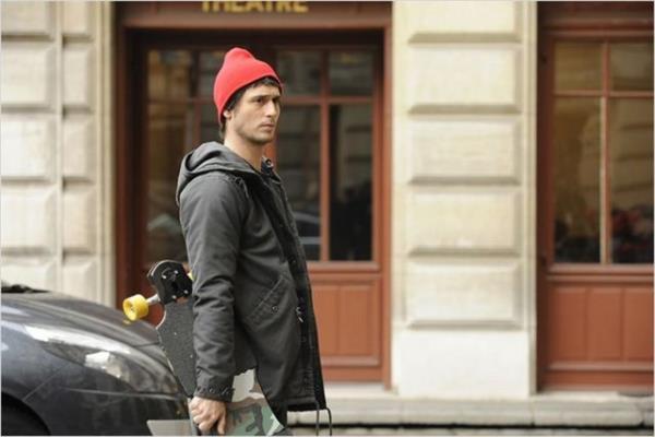 Joachim yeni geldii bu ehirde Helen ile tanr ve ilk andan itibaren ona kar tuhaf bir ekilde balanmaya balar.