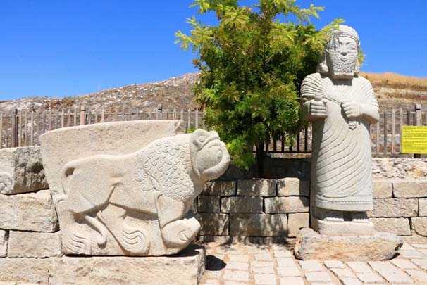 HER YIL 3 BNN ZERNDE TURST ZYARETE GELYOR  <p>  Ak bir hava mzesi olan Arslantepe&#8217;yi yaz dnemlerinde aylk 3 bine yakn turistin ziyaret ettiini de belirten skenderolu, devam eden kaz alanlarnn da nmzdeki dnem 750 metrekarelik ksmnn stn kapatacaklarn ve ilgili projenin Bakanln ren yeri ihtiya programnda yer aldn syledi. Hazrladklar projenin Sivas Blge Koruma Kurulundan onaylandn da kaydeden l Mdr Vekili skenderolu, &#8220;nmzdeki sene yine DAP&#8217;n destei ile projeleri gerekletireceiz&#8221; dedi. Yeni projeyle girite bulunan beki kulbesinin hediyelik eya yeri olacan belirten skenderolu, ziyaretiler iin eitli dzenlemelerin yaplacan syledi. skenderolu, giri ksmnda bilet giesi ve turnikelerin de yer ald projede ayrca dijital bilgi panolarn ve bilgilendirme levhalarnn da bulunduunu dile getirdi. 2018&#8217;de projenin balayacan da kaydeden skenderolu, &#8220;nallah 2018 yl sonu itibariyle de yeni grnmyle Arslantepe Hyn ziyaretilere am olacaz&#8221; diye konutu.