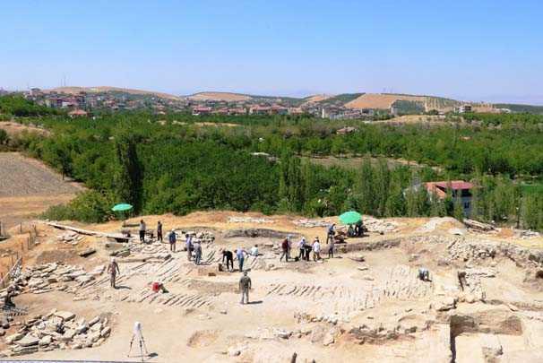 56 YILDIR KAZILAR ARALIKSIZ SRYOR  <p>    talyan Profesr Marcella Frangipane&#8217;nin 1961&#8217;den sonra kaz bakanln yapt Arslantepe&#8217;de gn yzne karlan eserler yazl tarihin de seyrini deitirecek neme sahip. Battalgazi ilesi Orduzu Mahallesinde bulunan Arslantepe Hy&#8217;nde ilk kazlar 1930&#8217;lu yllarda Fransz arkeologlar tarafndan yapld. 1961 ylndan gnmze kadar devam eden kazlar her yl Austos aynda balyor. Ekim aynn sonlarna kadar devam edecek olan kazda uana kadar Milattan nce 3 binli yllara ait kerpi saray, yine 3 bin 500&#8217;li yllara ait bir tapnak ve binlerce mhr basks ile metal eserler bulundu. Arslantepe&#8217;de karlan eserler, o dnemde Arslantepe&#8217;nin aristokrasinin doduu ve ilk devlet eklinin ortaya kt resmi, dini ve kltrel bir merkez olduunu da ortaya koyuyor.