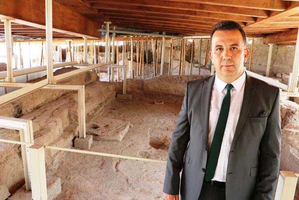 LK KAZILAR 1890&#8217;LI YILLARDA BALADI    <p>Arslantepe&#8217;nin bu corafyann en nemli ve byk hyklerinden biri olduunu ifade eden Malatya l Kltr ve Turizm Mdr vekili Levent skenderolu, ilk olarak 1890&#8217;l yllarda Fransz bir ekip tarafndan blgede sondaj kazlarnn balatldn ifade ederek, sonrasnda 1932 ylnda ise yine Fransz bir ekibin Arslentepe&#8217;de kazlara baladn syledi. 1.Dnya sava srecinde kazlarn durduunu ve sonrasnda 1961 ylna kadar kazlarn yaplamadn belirten skenderolu, gnmze kadar talyan profesr Marcella Frangipane&#8217;nin bakanlndaki heyetin kazlarnn srdn belirtti.