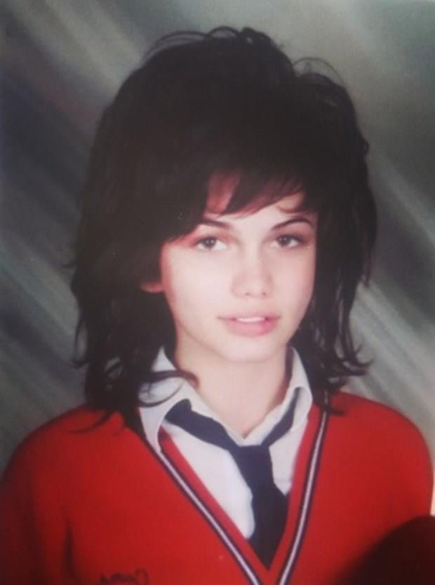 Beste Kkdemir<p>    Oyuncu Beste Kkdemir, Instagram hesabndan ortaokul yllarna ait bir fotorafn paylat. 24 yandaki oyuncu, fotorafn, "Ozaman biraz glelim... Orta 2'deyim. Salarm kendim kesmitim. Bence hi fena deil!" notuyla yaynlad.