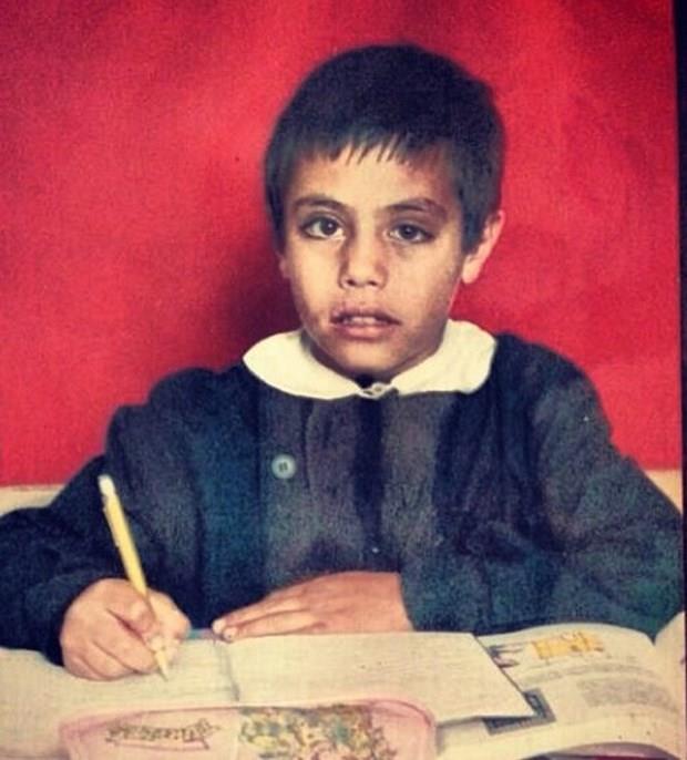 Nusret Gke  <p>  Saltbae hareketi ve sosyal medya paylamlaryla Trkiye'nin hatta dnyann dikkatini eken restoranlar zincirinin sahibi Nusret Gke ocukluk fotoraf ortaya kt.