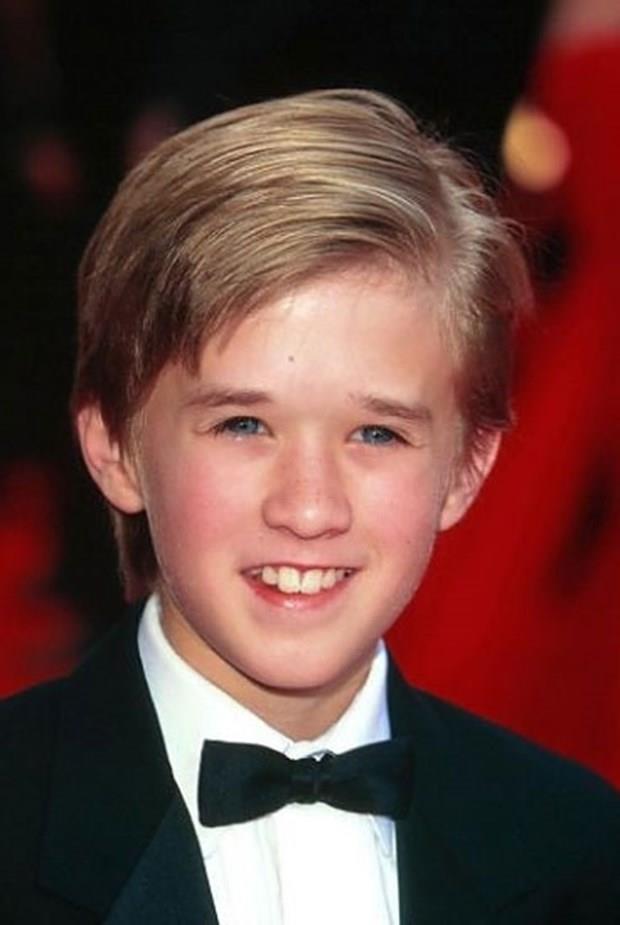 Haley Joel Osment    <p>1999 ylnda vizyona girdiinde tm dnyada ilgiyle izlenen 'Altnc His (The Sixth Sense)' filminde dnyaca nl oyuncu Bruce Willis ile barol oynayan kk yldz ok deiti. 28 yandaki Amerikal Haley Joel Osment'n son halini grenler tanyamad.