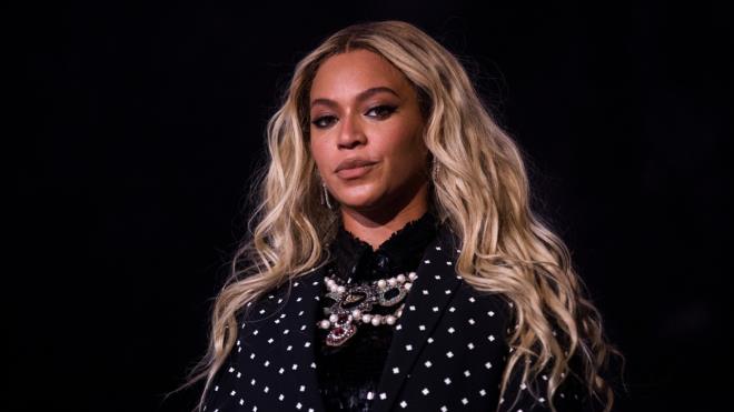 35 yandaki dnyaca nl pop yldznn videolar, Londra&#8217;daki ak artrma irketi Ted Owen & Co tarafndan Londra'da satlacak. Telkifler 1,5 milyon sterlinden balyor.