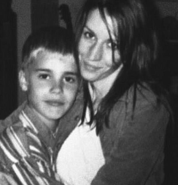 Justin Bieber    <p>Dnyaca nl arkc Justin Bieber, 13 yandayken YouTube&#8217;da Scooter Braun tarafndan kefedildi. imdi 23 yanda olan Kanadal arkc, Instagram&#8217;dan paylat fotorafta o zamanlar nasl grndn hayranlaryla paylat. Bieber&#8217;n annesiyle olan siyah-beyaz fotoraf, henz mzik kariyerine balamadan ksa sre nce ekilmi.