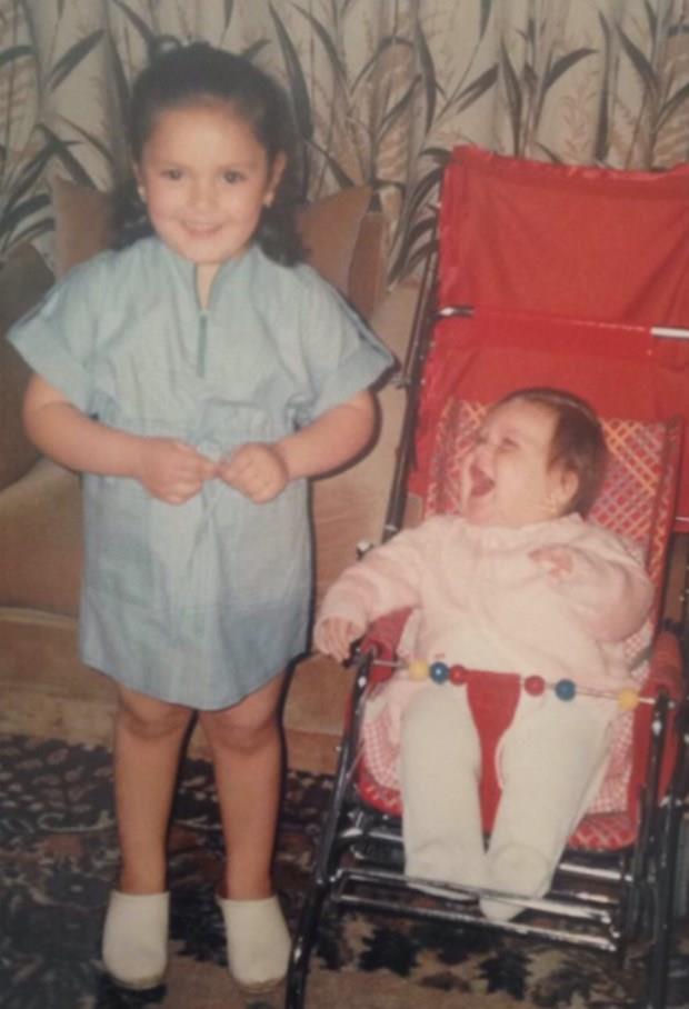 Ezgi Mola    <p>Son olarak 'Kocan Kadar Konu: Dirili' filminde rol alan Ezgi Mola, Instagram hesabndan kkken kardeiyle birlikte ekilen bir karesini paylat. 34 yandaki Mola altna ise,   "Sanrm kardeime "sus ve gl yoksa seni yine cimciklemek zorunda kalrm" demiim.. Kuzuummm benim" notunu dt.