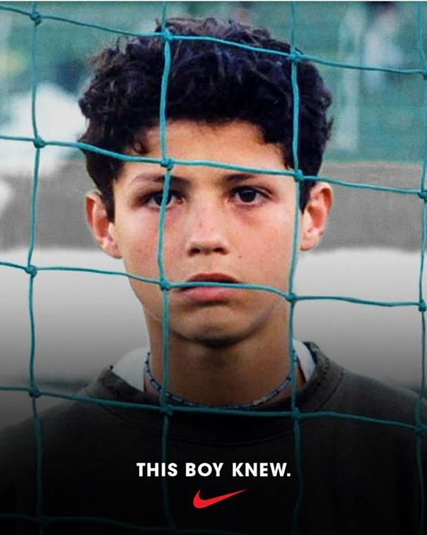 Cristiano Ronaldo  <p>  Real Madrid&#8217;in ampiyonlar Ligi&#8217;ni st ste iki kez kazanan ilk takm olmasnda yldz futbolcu Cristiano Ronaldo&#8217;nun pay yadsnamaz. Nike, takmn ampiyonluunu ve Ronaldo&#8217;nun ampiyonlua katksn bir ilanla kutlad. landa, Ronaldo&#8217;nun ocukluk fotorafnn zerinde &#8220;Bu ocuk biliyordu&#8221; (This boy knew) mesajna yer verildi. Ronaldo, fotorafn Twitter hesabndan paylamay ihmal etmedi.