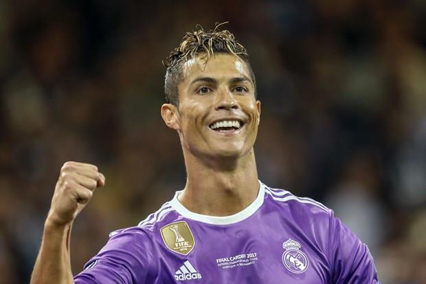 ocukluk fotorafndaki dikkat eken detay ise, Ronaldo'nun zerindeki giysinin Adidas markal olmas. Nike'n, ampiyonluk ilan iin Adidas logosunu silip Nike logosunu koymasna Adidas firmasndan nasl bir yant gelecei merak ediliyor.