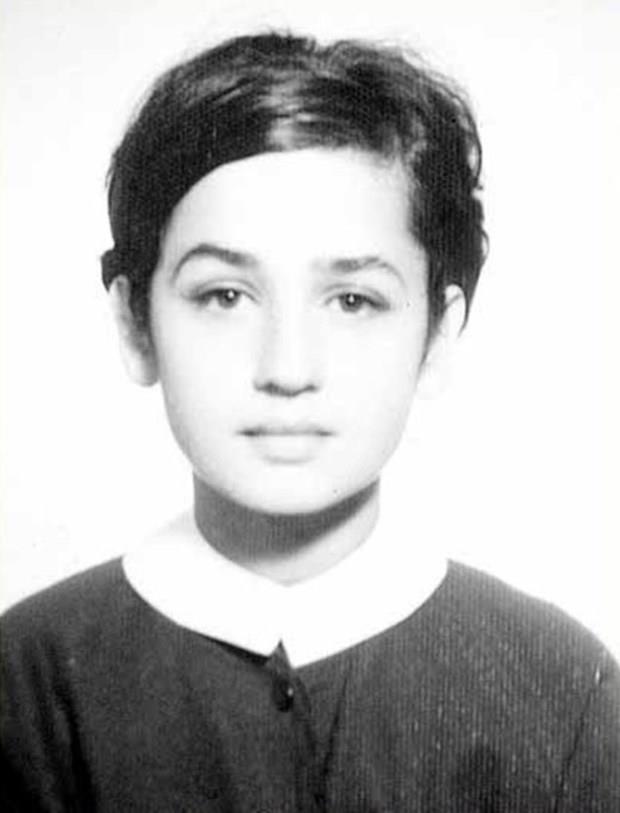 Sezen Aksu  <p>  Sanat ve sz yazar Sezen Aksu bugn 63&#8217;nc yan kutlad. Sosyal medyada baz kullanlar Aksu'nun ocukluk fotorafn paylaarak doum gn dileklerini iletti.