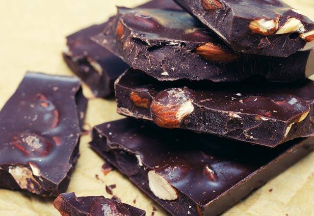 �ngiltere'de yap�lan bir ara�t�rma, g�nde 40-50 gram bitter �ikolata yemenin, y�ksek tansiyon hastal���n� �nlemeye yard�mc� oldu�unu ortaya ��kard�.