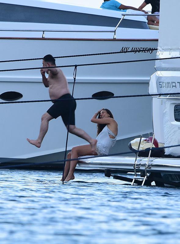 Cem Y�lmaz bir s�re g�ne�lendikten sonra denize �ivileme atlad�.