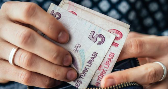 Bu durumda halen 885 lira olan en dk emekli maa 925 liraya, 4 bin 240 lira olan en yksek maa da 4 bin 431 liraya ykselecek. te yandan Merkez Bankas, 2017 yl sonu enflasyon tahminini yzde 8.7 olarak duyurdu. Bu tahmine gre de Ocak zamm yzde 2.65 olacak.