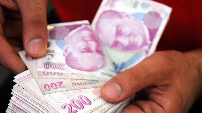 Merkez Bankas'nn ekonomistlerle gerekletirdii son beklenti anketinden ise enflasyon beklentisi yzde 9.46 olarak kt. Bu tahmine gre de Ocak zamm yzde 3.37 olacak. Eer Ocak art yzde 2.65 olursa en dk maa 885 liradan 908 liraya ykselecek. Ocak art yzde 3.37 karsa, en dk maa 914 liraya kacak.