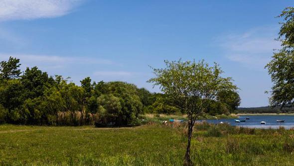 NERELER HAREKETLEND?<p>    2013 ylnda yapmna balanan ve 2016 yl sonunda tamamlanan Yavuz Sultan Selim Kprs ve Kuzey Marmara Otoyolu Projesi&#8217;nde kpr zerinde yaplmas planlanan rayl sistem, Edirne&#8217;den zmit&#8217;e kadar yolcu tayacak. nc Havaliman&#8217;nn faaliyete gemesi ve Kuzey Marmara Otoyolu&#8217;nun tamamlanmasyla otel, ofis, alveri merkezi, konut, sanayi, lojistik, depolama, hastane ve niversite gibi fonksiyonlarn blgeye ekilmesi planlanyor.<p>    Dnyadaki rneklerinde olduu gibi yeni havalimannn da evresinde kurulacak farkl segmentlerde oteller ve ofislerle kendi hinterlandn oluturmas bekleniyor.<p>    te, Yavuz Sultan Selim Kprs'nn deer katt 32 blge: (Sat fiyat, TL/metrekare