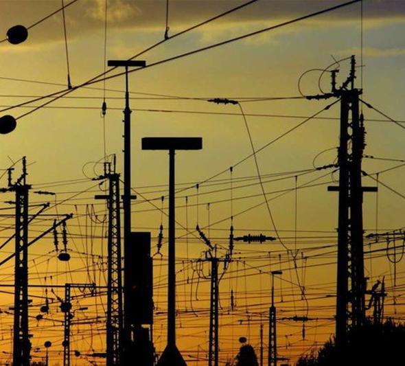 Kopup yere den bir yksek gerilim hattnda yeteri ok yksek elektirk varsa bastnz yerden elektrik arplabilirsiniz.