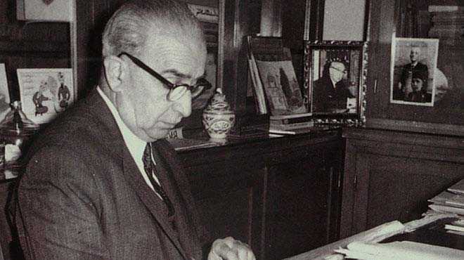 NCELER PEK NEMSEMEZ ANCAK...  <p>  Sheyl Hoca bu defetere ilk kez 1940 ylnda bir tasnif srasnda rastlar; ancak pek zerinde durmaz. Kaderin garip cilvesi ite; 1945 ylna geldiimizde Topkap Saray Mzesi'nde yaplan bir tashihte ayn defter tekrar hocann eline gelir. Bu sefer ilgisini ekse de Fatih'e ait olabileceine dair bir dayanak olmadndan yine zerinde durmaz. Kitapla hocann kaderi bir kez daha kesiir... Bu kez 1956'da defterle nc kez yzleir, yakn okumaya alr, cildi, ktlar inceler ve kanaati deiir: Bu defterin Fatih Sultan Mehmet'e ait olma ihtimali yksektir.