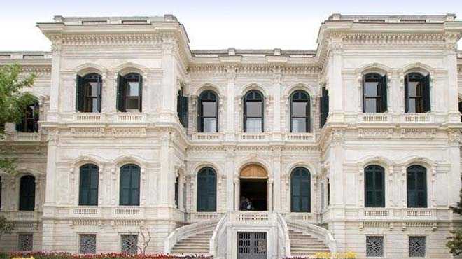 DEFTER II.ABDLHAMT'N DNEMNDE KNC BAHARINI YAAR  <p>  Topkap Saray Ktphanesi'nde bulunan defter Sultan II. Abdhlamit dneminde saray mcellitleri tarafndan zenle ciltlenir. Dolaysyla gnmzdeki mevcut cildi, grece olarak yakn bir tarihe; yani II.Ablhamit dnemine aittir. Orijinal cildi ise gnmze ulaamamtr. nver Hoca'nn anlatmlarna bavurarak unu syleyebiliriz; Defter ya hi kaplanmayarak dank veya birbirine tutturulmu ktlardan ibaret kullanlm ya da asl cildi, yeniden ciltleme sarsnda sklp kaybolmutur.