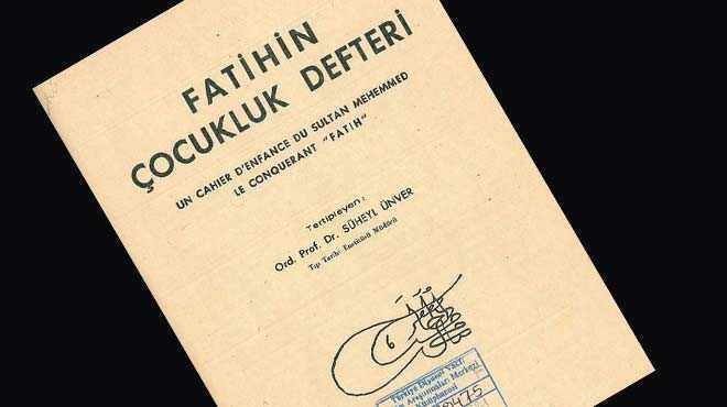 SHEYL HOCA FKRN DETRR    <p>imdi 1961 ylna yeniden dnebiliriz. Sheyl nver ok dikkatli bir dil kullanarak defterde yer alan izimleri kk bir kitap halinde yaynar. nver yle bir mantk yrtr: Defterdeki tura eskizlerinin Fatih'in turasna benzemesi, padiahn Rumca, Fara gibi dillere ait yazm denemelerinde bulunmas, onun ehzadelik yllarna ait karalama defterinin olacana dair kanaati glenir. (Fotorafta Sheyl nver'in 1961'de yaynlad kitap grlyor)