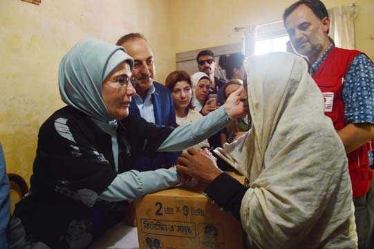 Kampta kalan Arakanl Mslmanlara yardm datan Emine Erdoan, Bakan avuolu ile Aile ve Sosyal Politikalar Bakan Fatma Betl Sayan Kaya kampta kalan ailelerin yaadklar aclar dinledi. Snmaclarn yaadklar zorluklar anlatmasnn ardndan duygulanan Erdoan, baz ocuklar kucana alarak sarld.