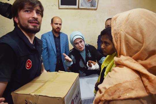 "Hepimiz sorumluyuz bunda. Buraya bunun iin geldik"  <p>  Erdoan, uluslararas topluma ar yaparak, "Hepimizin oluk ocuu var. Bizim ocuumuz deil diye grmezden gelemeyiz. Hepimiz sorumluyuz bunda. Buraya bunun iin geldik. Dnya kamuoyuna duyurmak iin geldik. Yardm iin geldik. Ltfen elinden gelen her eyi yapsn herkes." diye konutu.