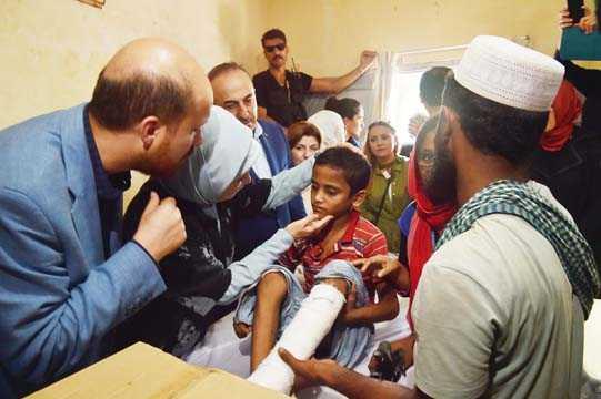 Kamp ziyaret eden Trk heyete byk ilgi gsteren Arakanl Mslmanlar, datlan yardmlarn ardndan heyetle fotoraf ektirdi.