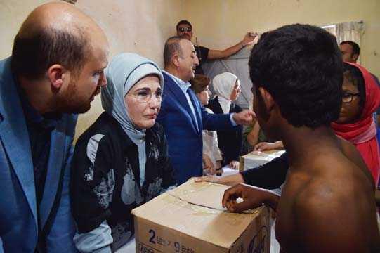 avuolu: Buradaki insanlarn yannda olduumuzu gstermek istedik  <p>  Heyette yer alan Dileri Bakan Mevlt avuolu da Myanmar&#8217;daki iddet olaylarndan kaarak kampa gelen Arakanl Mslmanlarn yannda olduklarn gstermek iin Banglade'e geldiklerini belirterek, unlar kaydetti: