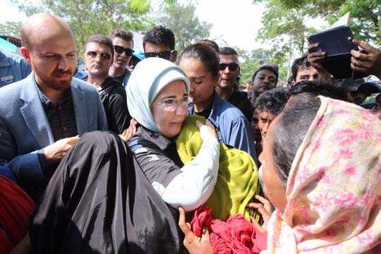 Cumhurbakan Recep Tayyip Erdoan&#8217;n ei Emine Erdoan, "nsan olarak etkilenmemek mmkn deil. Allah yardmclar olsun. nallah btn dnya bu konuya eilir, dikkate alrlar hem yardm olarak hem de siyasi zm olarak. zlmesi gereken mesele. Bu ada byle bir vahet inanlr gibi deil ve dnyann gz nnde cereyan ediyor." dedi.