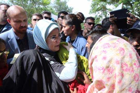 Emine Erdoan ve beraberindeki heyet, Arakanl snmaclarn Banglade'te barndklar Kutupalong Kamp'n ziyaret etti. Yaanan olaylar hakknda madurlardan bizzat bilgi alan Erdoan, u ifadeleri kulland: