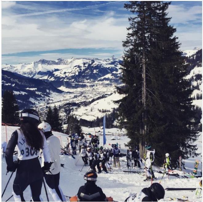 Ana kampste renim Eyll aynda balyor. Ekim ve Aralk aylarnda eitime ara veriliyor. Noel tatilinin ardndan Gstaad kampsne gei yaplyor. (ift kamps gelenei 1916&#8217;dan bu yana srdrlyor.) renciler burada haftada 4 defaya kadar kayak yapabiliyorlar. Bunun telafisi olarak da Cumartesi sabahlar derse giriyorlar.