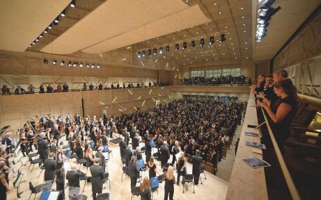 rencilerin yzde 60&#8217;ndan fazlas okulun orkestrasnda, oda orkestrasnda, koroda ya da kiisel gruplarda en az bir enstrman alyor ya da ark sylyor. 900 kii kapasiteli The Rosey Konser Salonu, filarmoni orkestras, tiyatro ya da konserlere ev sahiplii yapmad zamanlarda rencilerin arkadalar ve aileleri karsnda performanslarn sergiledikleri okul etkinliklerine sahne oluyor.