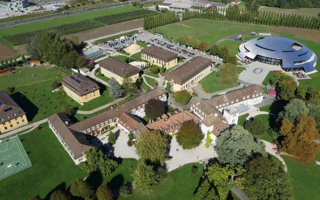 Yllk renim creti 113 bin Dolar (400 bin Trk Liras) olan svire merkezli okulun ayrcalkl rencileri, bahar dnemini 14. yzyldan kalma Chteau du Rosey&#8217;de (Rosey atosu), k dnemini ise Gstaad kayak merkezinin da kulbelerinde geiriyor.