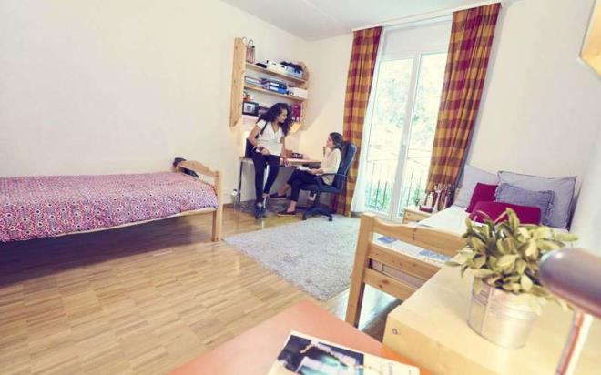 1 kontenjana 4 aday dyor  <br>  Okul ktphanesi 20 dilde kaynaklara sahip. Yurt odalar 2 kiilik ancak renciler ylda 3 kez (kamps deiiklii sebebiyle) oda arkada deitiriyor. Son ylnda tek kiilik odaya geenler de var ancak onlar da banyoyu bir baka renci ile ortak kullanmak durumundalar. 150 retmenin 90&#8217; rencilerle birlikte kampste yayor. Dnyann en pahal okulu olmas, karlayabileceinden fazla bavuru almasna engel olmuyor. Le Rosey&#8217;de eitim grme ans yakalayan her 1 renciye kar 4 renci &#8221;darda&#8221; kalyor.