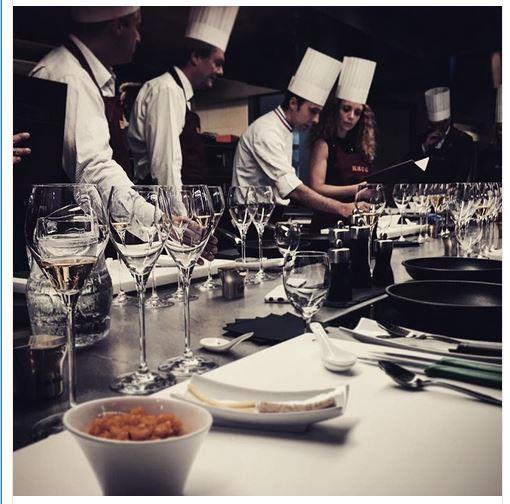 Sanat ve spor<br>    16:00 &#8211; 18:00 saatleri aras spor ve sanata ayrlm. The Paul & Henri Carnal Salonu, 3 orkestras, 2 korosu, 3 tiyatro grubu, fotoraflk almalar, dans ve gastronomi dersleri gibi etkinlikleriyle okulun sanat ve renme merkezi niteliinde.